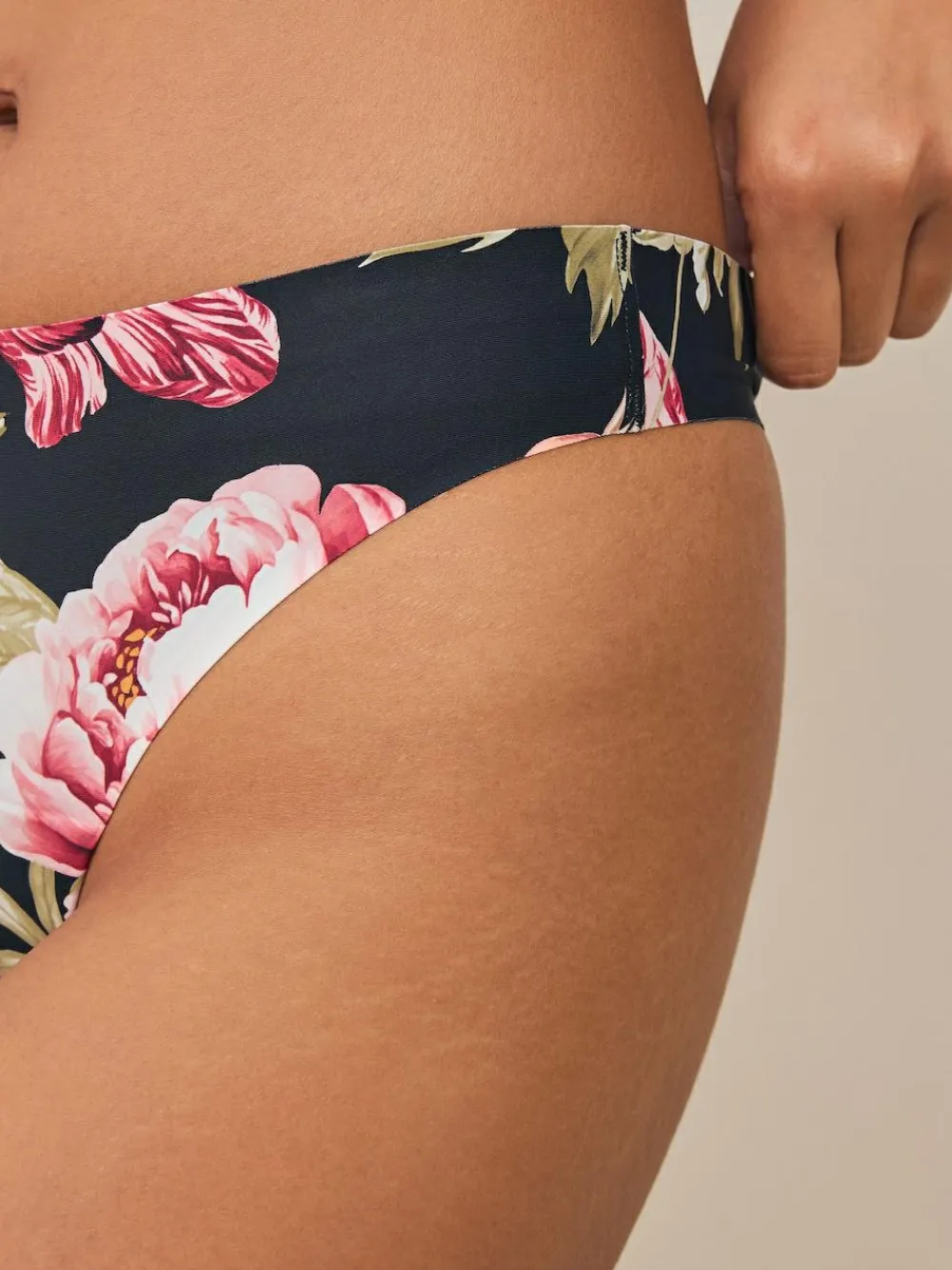 Outlet Next Black / Praline Nude / Pink Floral Thong No VPL Light Flow Period Knickers 4 Pack
