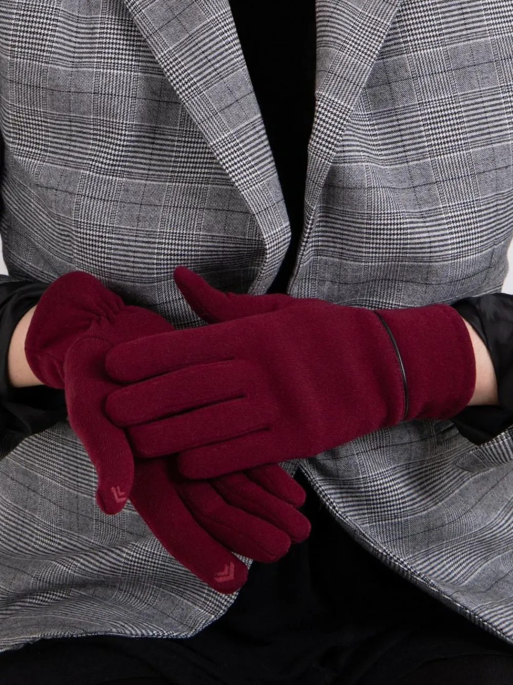 Discount Totes Isotoner Ladies Thermal Smartouch Winter Gloves With Piping Detail Red